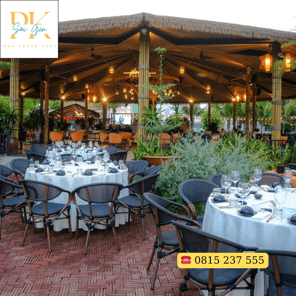 Bản Sắc Truyền Thống Được Tái Hiện Trọn Vẹn Trong Từng Góc Decor Tại Hiên Nhà Veranda 2 Mái rơm nhân tạo kết hợp với trần cót ép nhân tạo - một không gian vừa thân thuộc, vừa ấm cúng và không kém phần sang trọng