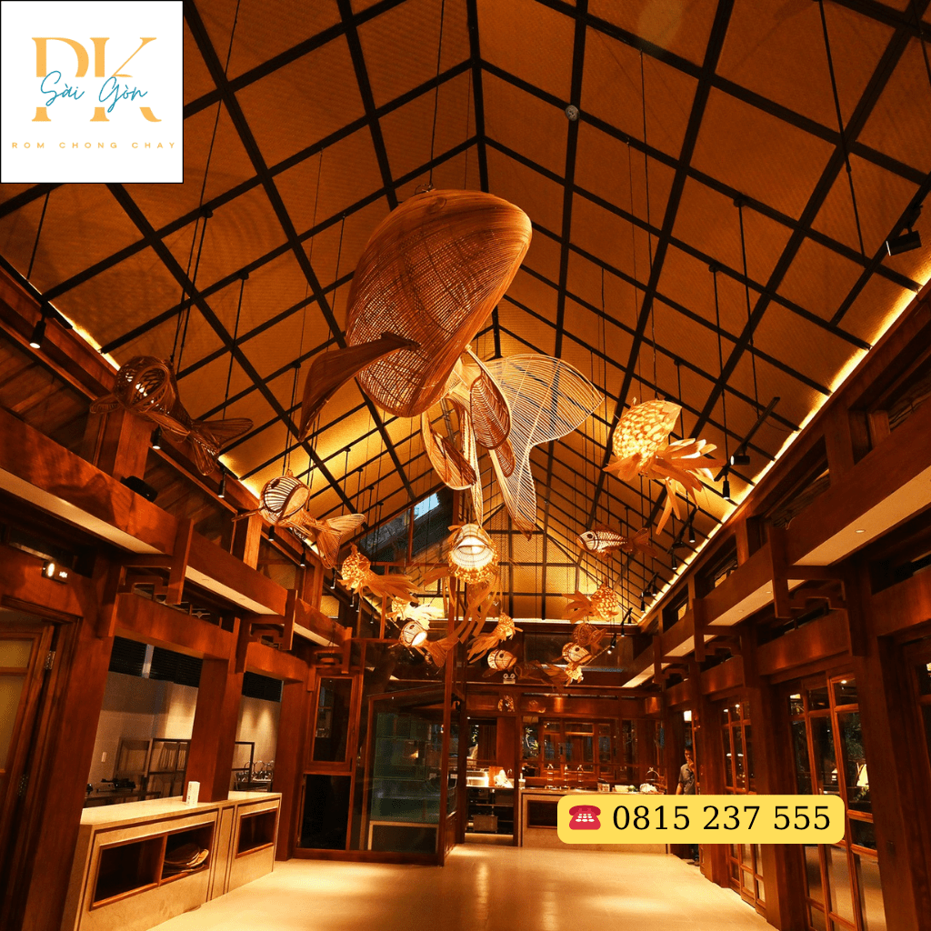 The Waterfront Hoi An – Dấu Ấn Thiết Kế Xanh Giữa Phố Cổ 4 Không gian nhà hàng kết hợp với cót ép nhân tạo kết hợp đèn vàng và decor mây tre càng trở nên ấm cúng