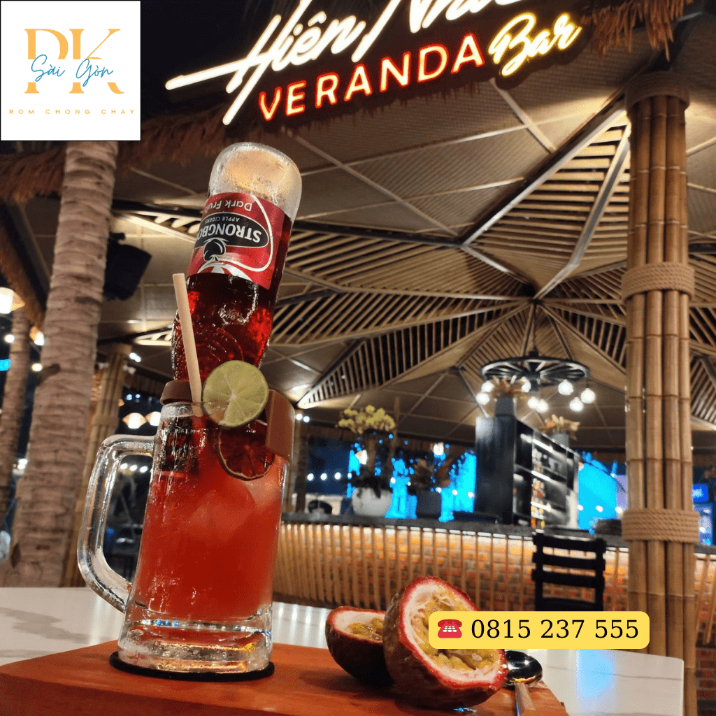 Bản Sắc Truyền Thống Được Tái Hiện Trọn Vẹn Trong Từng Góc Decor Tại Hiên Nhà Veranda 6 Một góc chill với trần cót ép nhân tạo vào ban đêm