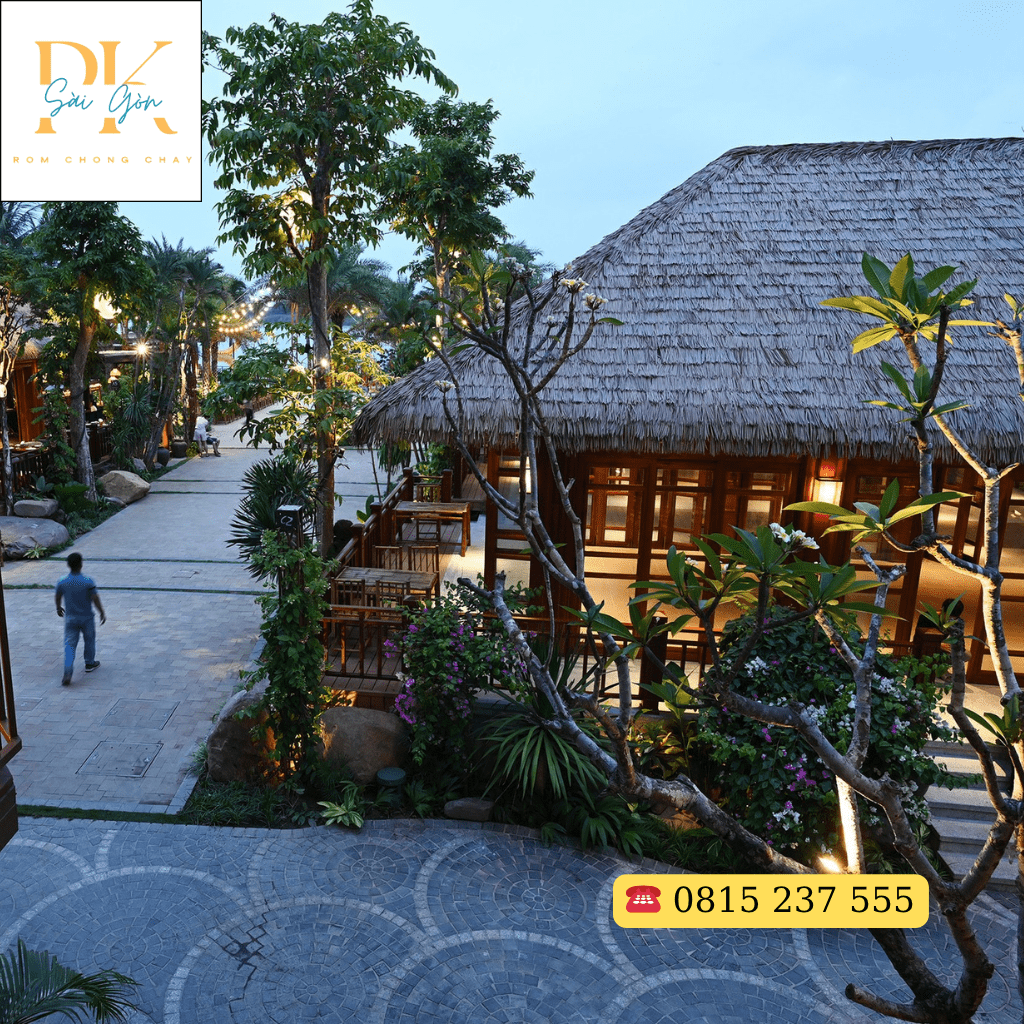 The Waterfront Hoi An – Dấu Ấn Thiết Kế Xanh Giữa Phố Cổ 3 Mái tranh nhân tạo càng làm tôn lên nét đẹp truyền thống xưa cũ của Hội An, một khung cảnh gần gũi, thân thuộc