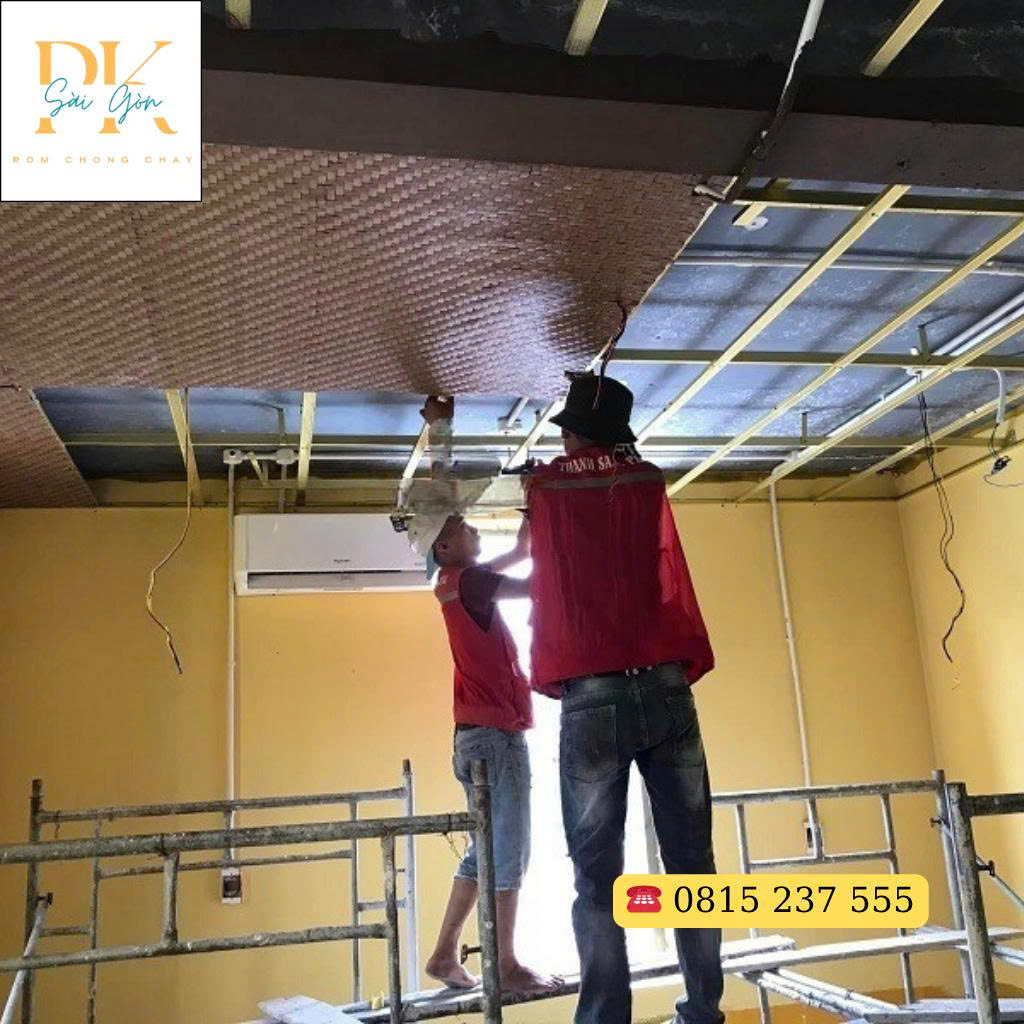 4 Bước Thi Công Trần Cót Ép Nhân Tạo Không Cần Thợ Chuyên Nghiệp 2 Cố định cót ép nhân tạo lên khung, khi thi công cần kéo căng cuộn cót, tránh để tình trạng bị trùng hoặc võng