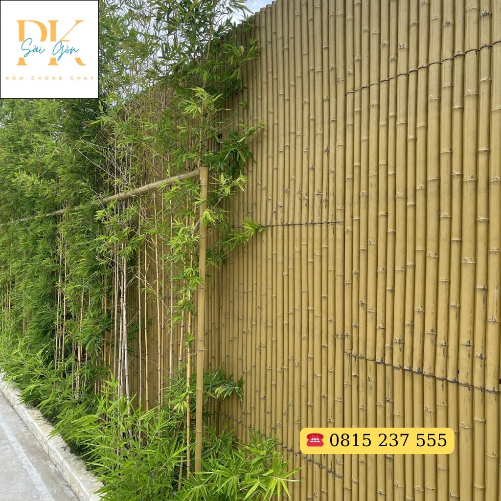 Top 3 Ứng Dụng Thực Tế Của Tre Nhân Tạo Trong Đời Sống Hàng Ngày 6 Hàng rào tre nhân tạo kết hợp cây trúc tự nhiên tạo điểm nhấn xanh