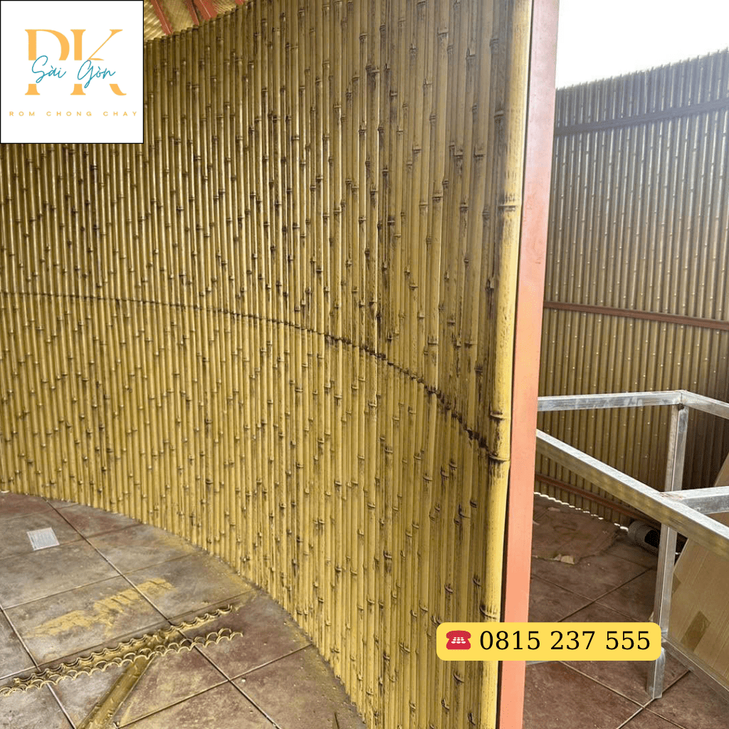 Top 3 Ứng Dụng Thực Tế Của Tre Nhân Tạo Trong Đời Sống Hàng Ngày 3 Tấm tre nhân tạo trang trí vách ngăn tạo điểm nhấn