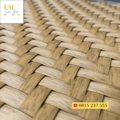 Hình ảnh cận cảnh tấm cót ép nhân tạo màu vàng nâu với hoa văn đan lát tinh xảo, mô phỏng cót tre tự nhiên