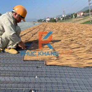 Cố định lưới hàn mạ kẽm lên mái bê tông trước khi lợp rơm nhân tạo