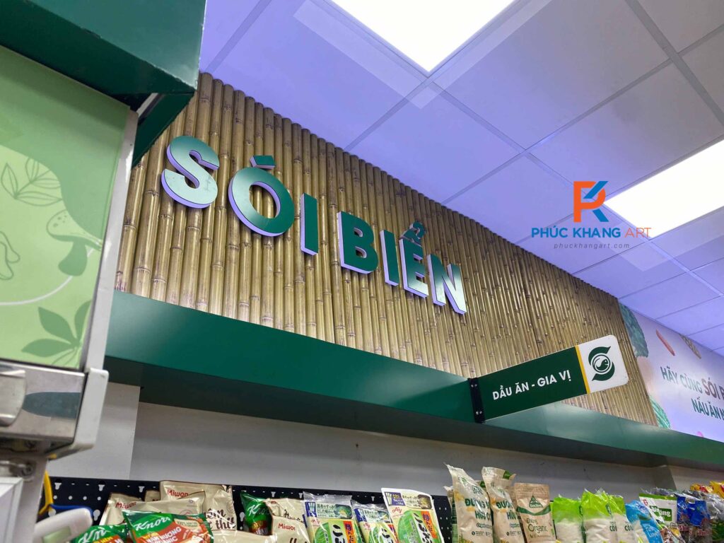 Biển hiệu quán cà phê trang trí bằng ốp tre nhựa nhân tạo.