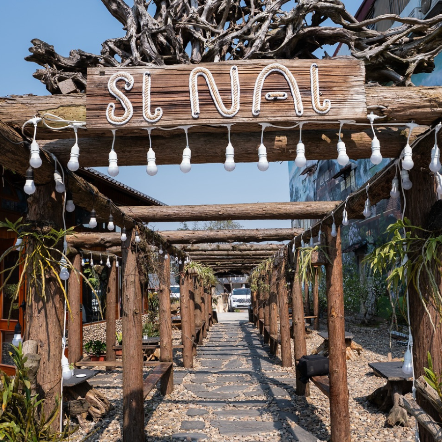 Rơm lợp mái nhân tạo: 5 điểm khiến SAPA SINAI HOMESTAY trở thành nơi nghỉ dưỡng lý tưởng ở Tây Bắc 1 Khu nghỉ dưỡng SAPA SINAI giữa rừng cây với mái nhà lợp bằng rơm lợp mái nhân tạo.