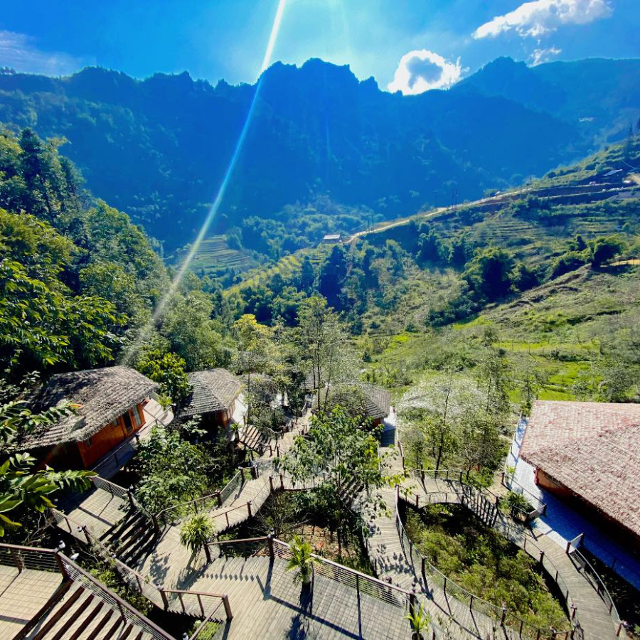 Rơm lợp mái nhân tạo: 5 điểm khiến SAPA SINAI HOMESTAY trở thành nơi nghỉ dưỡng lý tưởng ở Tây Bắc 3 Cổng vào khu nghỉ dưỡng SAPA SINAI bằng gỗ và mái rơm nhân tạo.