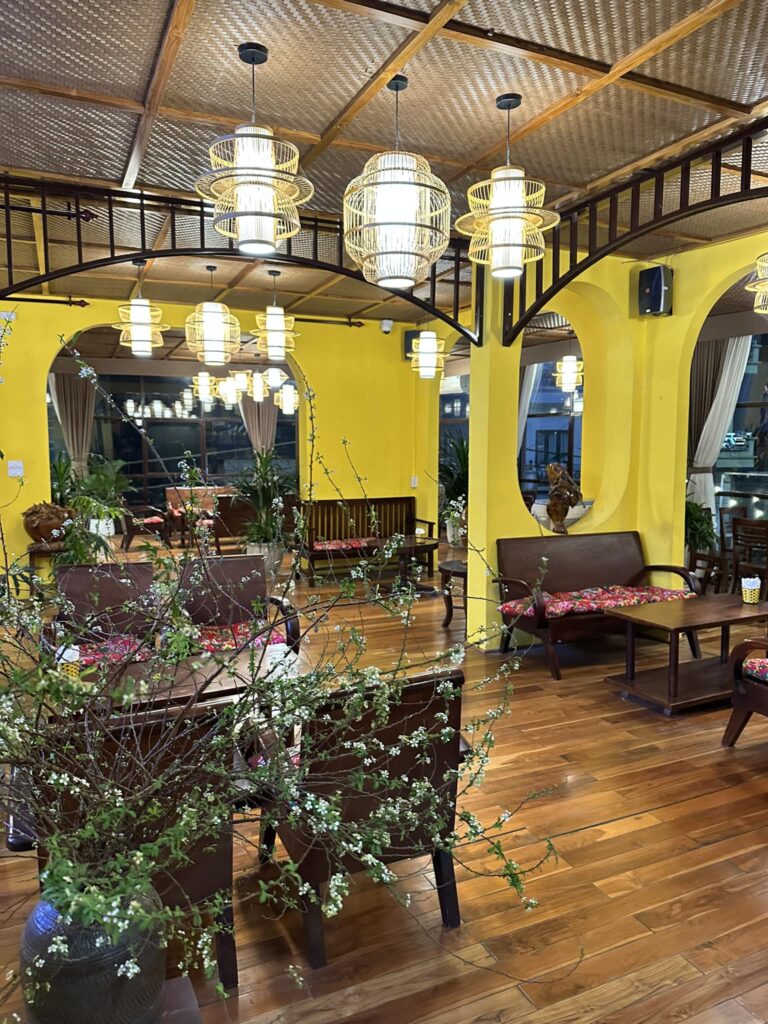 Không gian nội thất May Coffee Mộc Châu sử dụng trần cót ép nhân tạo và đèn lồng tre trang trí