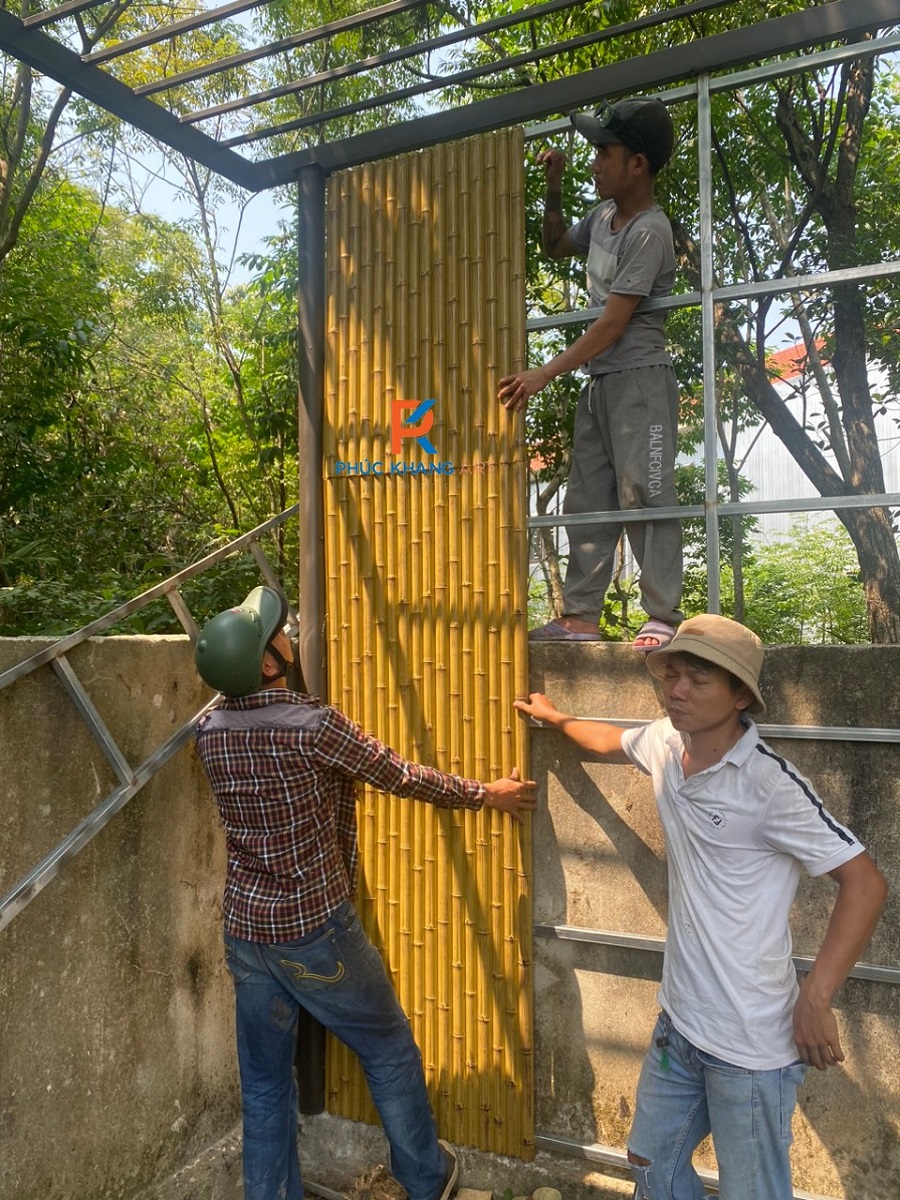 Hướng Dẫn Thi Công Tấm Tre Nhân Tạo - 4 Không Gian Phù Hợp Để Thay Áo Mới Với Tre Nhân Tạo 3 Thi công ốp tấm tre lên hệ khung thép
