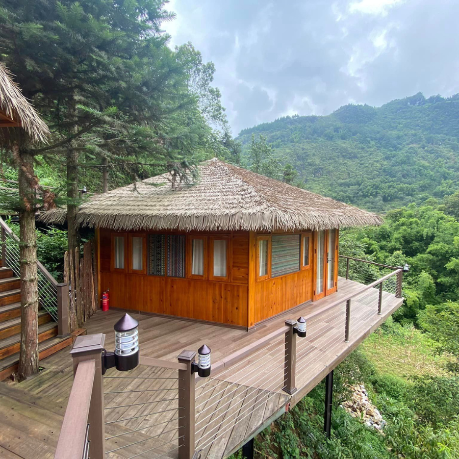 Rơm lợp mái nhân tạo: 5 điểm khiến SAPA SINAI HOMESTAY trở thành nơi nghỉ dưỡng lý tưởng ở Tây Bắc 4 Một căn nhà gỗ sát rừng tại SAPA SINAI HOMESTAY.