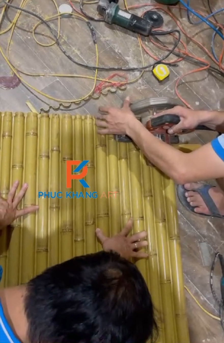 Hướng Dẫn Thi Công Tấm Tre Nhân Tạo - 4 Không Gian Phù Hợp Để Thay Áo Mới Với Tre Nhân Tạo 2 Cắt gọt tấm tre cho phù hợp với kích thước cần ốp